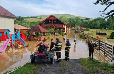 Inundație în Cluj. Echipajele de pompieri au intervenit pentru a evacua apa din mai multe gospodării