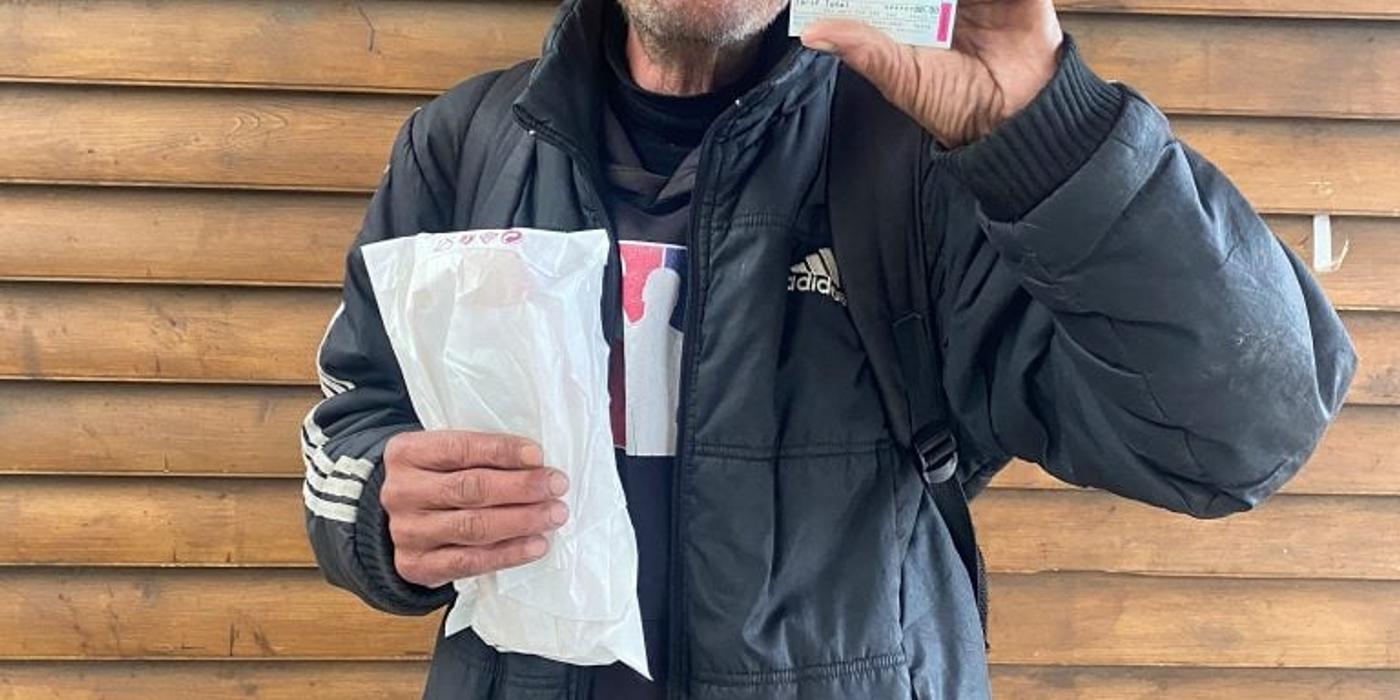 Un cioban a mers patru zile pe jos pentru a ajunge la familie. „Nu am bani de bilet și aș vrea să ajung acasă”. A fost ajutat de jandarmi