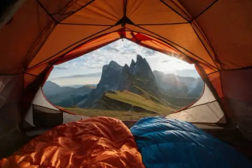 Vacanța cu cortul: o experiență autentică și revigorantă