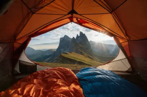 Vacanța cu cortul: o experiență autentică și revigorantă