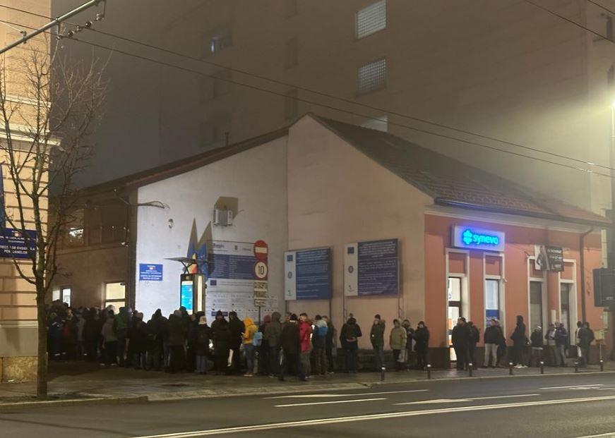 Atât de multă încredere au clujenii în ”digitalizarea” din Primăria lui Boc, că preferă să stea la coadă pentru un loc de parcare. Mai ales că ”aplicația” ”a căzut”