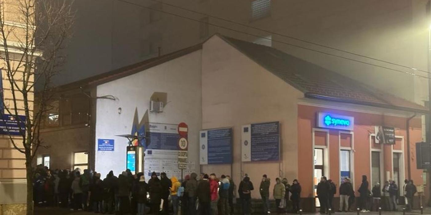 Atât de multă încredere au clujenii în ”digitalizarea” din Primăria lui Boc, că preferă să stea la coadă pentru un loc de parcare. Mai ales că ”aplicația” ”a căzut”