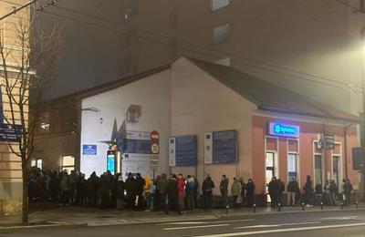 Atât de multă încredere au clujenii în ”digitalizarea” din Primăria lui Boc, că preferă să stea la coadă pentru un loc de parcare. Mai ales că ”aplicația” ”a căzut”