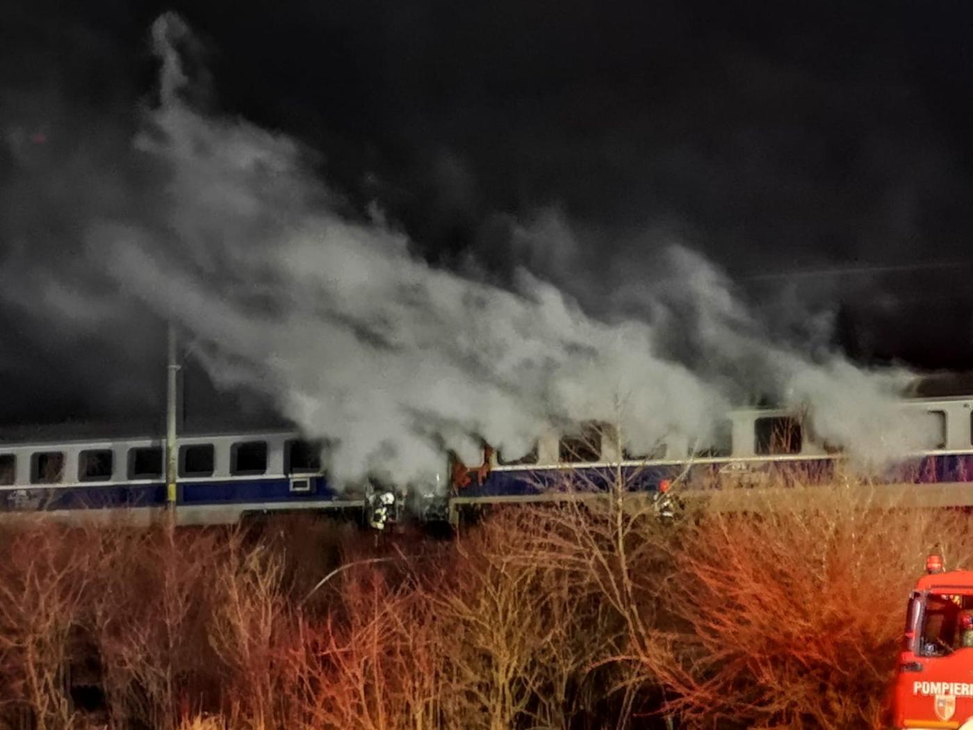 Două vagoane ale unui tren care deplasa pe ruta Galați Cluj au afectate, marţi seara, de un incendiu