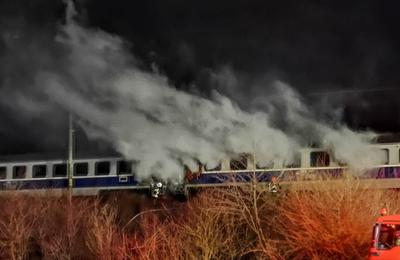 Două vagoane ale unui tren care deplasa pe ruta Galați Cluj au afectate, marţi seara, de un incendiu