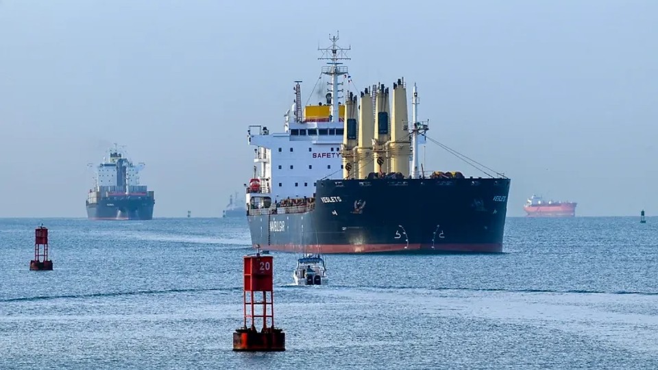 Marea Britanie amenință Rusia că-i va confisca petrolierele-fantomă. Deschide un front împotriva Moscovei