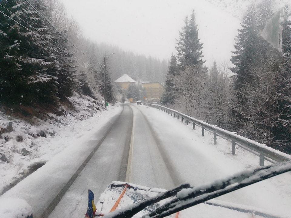 DRDP Craiova: Pe DN 67C, zona montană, a început să ningă, se acţionează cu utilaje cu lamă şi material antiderapant / Nu vă deplasaţi cu autovehiculele neechipate corespunzător pentru iarnă – FOTO / VIDEO