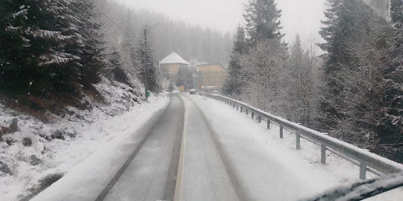 DRDP Craiova: Pe DN 67C, zona montană, a început să ningă, se acţionează cu utilaje cu lamă şi material antiderapant / Nu vă deplasaţi cu autovehiculele neechipate corespunzător pentru iarnă – FOTO / VIDEO