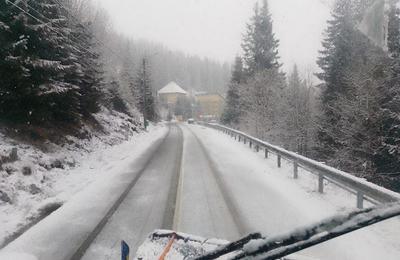 DRDP Craiova: Pe DN 67C, zona montană, a început să ningă, se acţionează cu utilaje cu lamă şi material antiderapant / Nu vă deplasaţi cu autovehiculele neechipate corespunzător pentru iarnă – FOTO / VIDEO