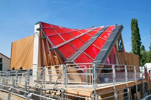 Casa capsula solara primeste energie de la un generator futuristic