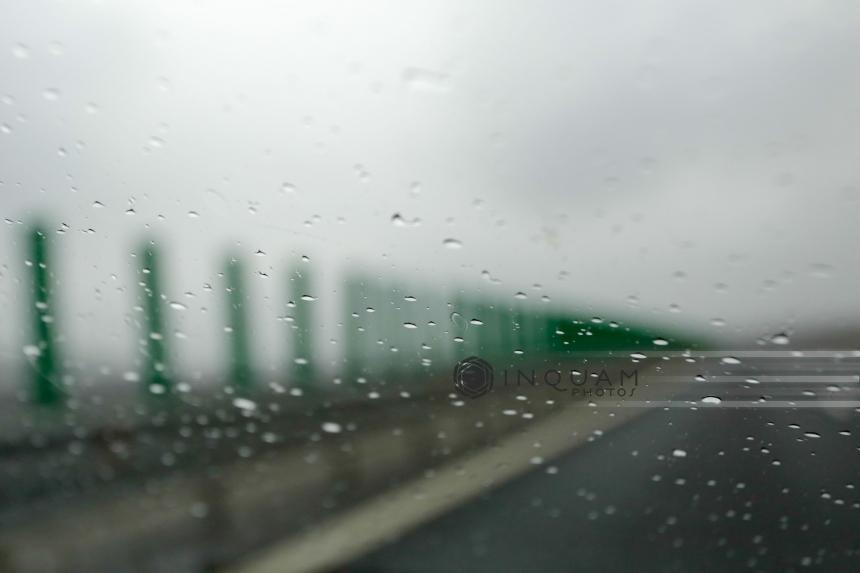 Ploaie torenţială pe Autostrada Soarelui, în judeţul Călaraşi / Poliţiştii recomandă reducerea vitezei
