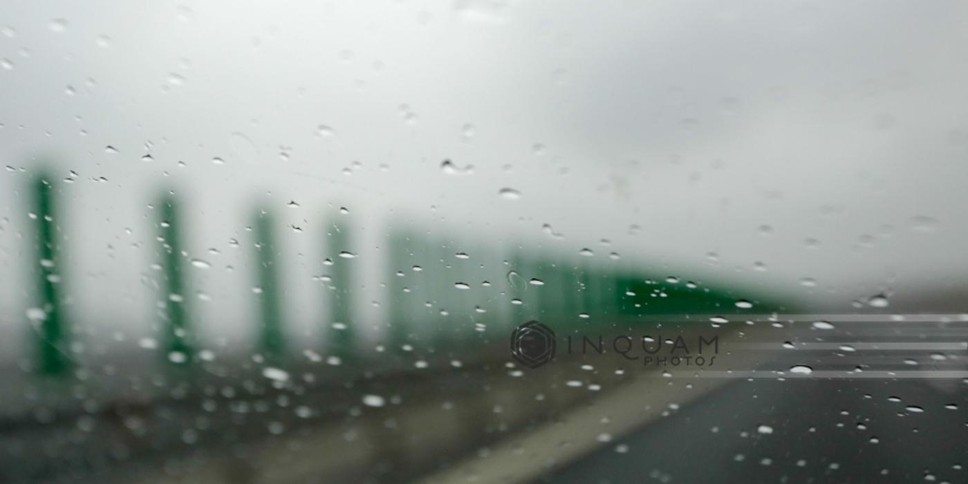 Ploaie torenţială pe Autostrada Soarelui, în judeţul Călaraşi / Poliţiştii recomandă reducerea vitezei