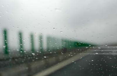 Ploaie torenţială pe Autostrada Soarelui, în judeţul Călaraşi / Poliţiştii recomandă reducerea vitezei