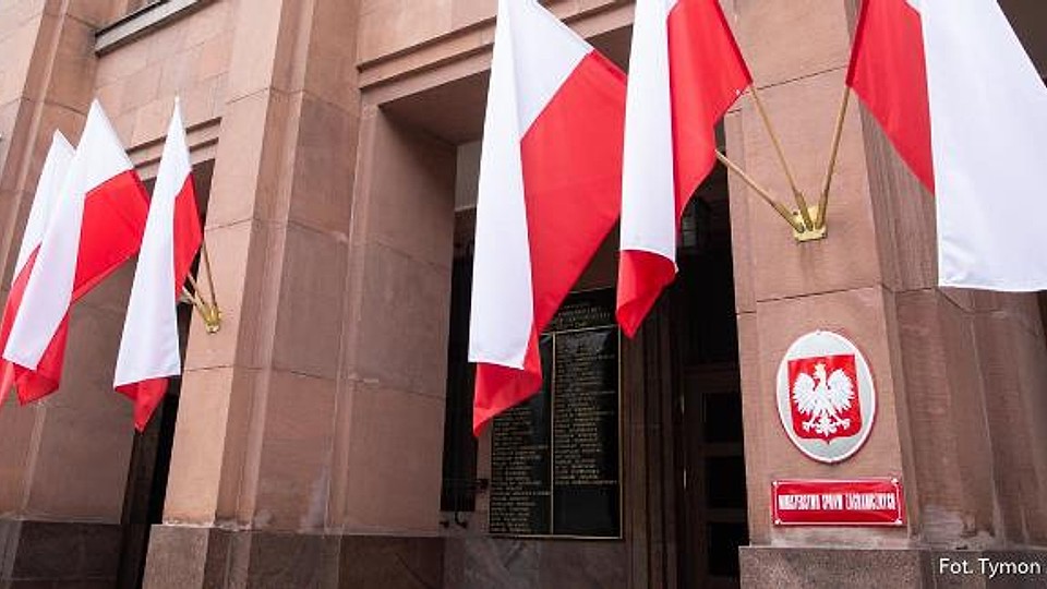 Polonia e țara care cumpără cel mai mult aur și are o rezervă mai mare decât cea de la Banca Angliei: Creșterea independenței provoacă rumoare în Germania, care simte că nu mai poate controla deciziile de la Varșovia