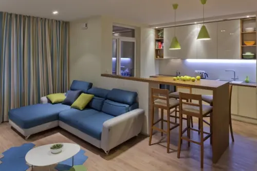 Apartament de 2 camere amenajat in tonuri vesele de albastru si verde