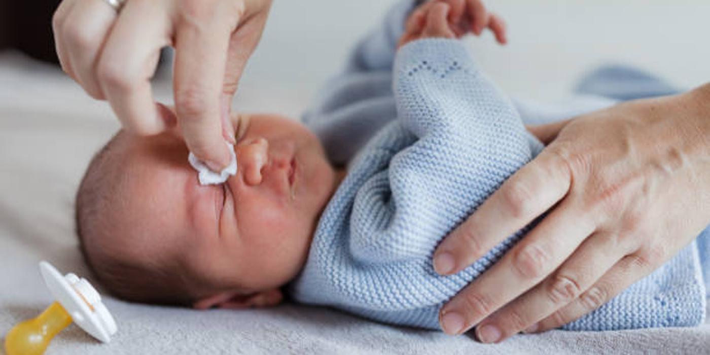 Ceaiul de mușețel și curățarea ochilor la bebeluși: tot ce trebuie să știți