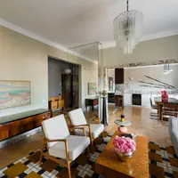 Apartament într-un bloc modernist amenajat în stil maximalist