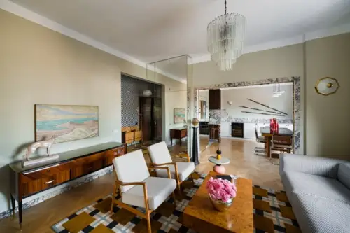 Apartament într-un bloc modernist amenajat în stil maximalist