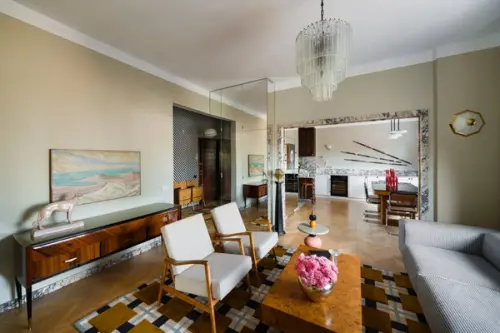 Apartament într-un bloc modernist amenajat în stil maximalist