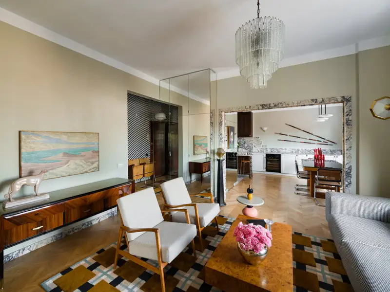 Apartament într-un bloc modernist amenajat în stil maximalist