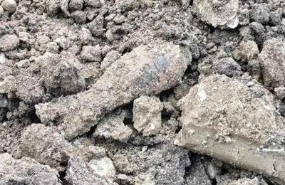 O bombă de aruncător a fost descoperită în localitatea Copăceni, comuna Săndulești