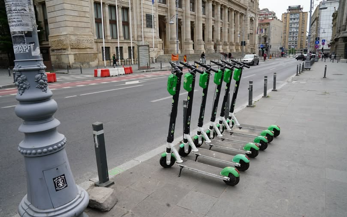 Trotinetele electrice din București trec în „epoca majoratului”. Noul regulament pus pe masa CGMB schimbă regulile jocului pe trotuare
