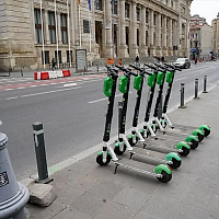 Trotinetele electrice din București trec în „epoca majoratului”. Noul regulament pus pe masa CGMB schimbă regulile jocului pe trotuare