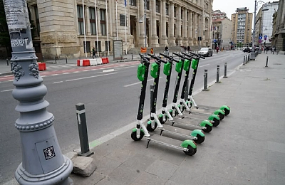 Trotinetele electrice din București trec în „epoca majoratului”. Noul regulament pus pe masa CGMB schimbă regulile jocului pe trotuare