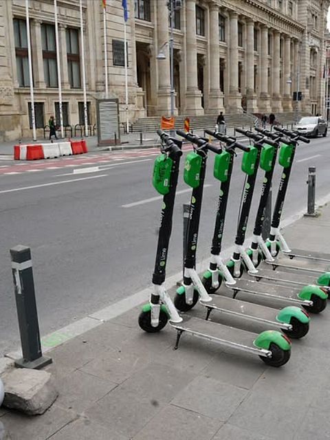 Trotinetele electrice din București trec în „epoca majoratului”. Noul regulament pus pe masa CGMB schimbă regulile jocului pe trotuare