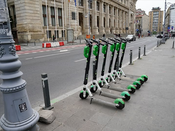 Trotinetele electrice din București trec în „epoca majoratului”. Noul regulament pus pe masa CGMB schimbă regulile jocului pe trotuare