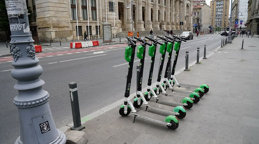 Trotinetele electrice din București trec în „epoca majoratului”. Noul regulament pus pe masa CGMB schimbă regulile jocului pe trotuare