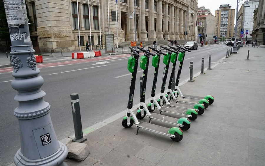 Trotinetele electrice din București trec în „epoca majoratului”. Noul regulament pus pe masa CGMB schimbă regulile jocului pe trotuare
