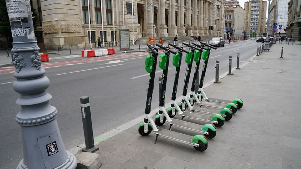 Trotinetele electrice din București trec în „epoca majoratului”. Noul regulament pus pe masa CGMB schimbă regulile jocului pe trotuare