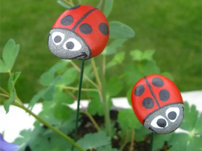 Proiect DIY distractiv pentru cei mici: pietricele colorate