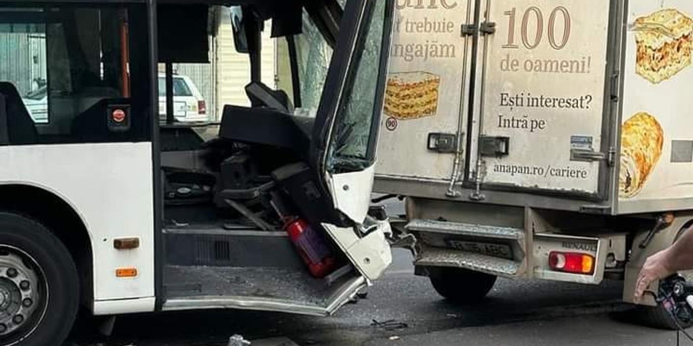 Accident grav cu un autobuz STB, pe Calea Dorobanţilor din Bucureşti. Şoferul STB şi trei pasageri au ajuns la spital