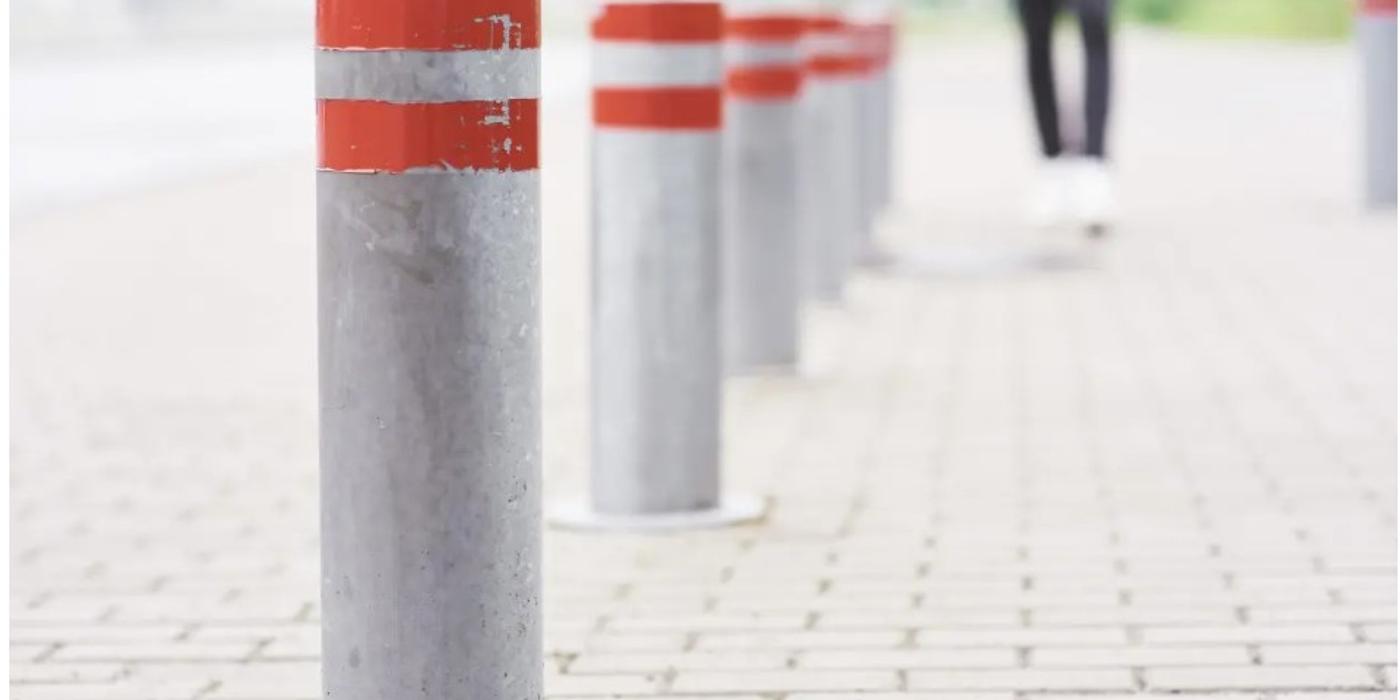 Autoritățile din București au montat sute de stâlpișori, pentru a opri șoferii să parcheze pe trotuare și să blocheze accesul pietonilor