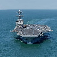 USS George Bush se apropie de Orientul Mijlociu cu puntea plină de avioane de vânătoare
