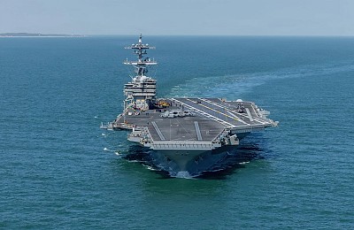 USS George Bush se apropie de Orientul Mijlociu cu puntea plină de avioane de vânătoare