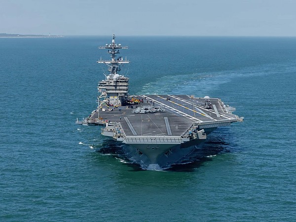 USS George Bush se apropie de Orientul Mijlociu cu puntea plină de avioane de vânătoare