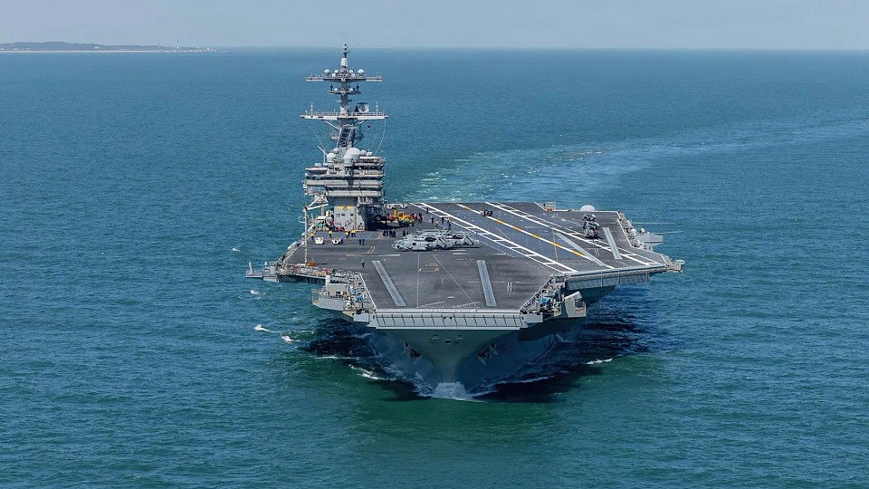 USS George Bush se apropie de Orientul Mijlociu cu puntea plină de avioane de vânătoare