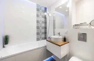 20 de amenajari de bai din apartamente mici