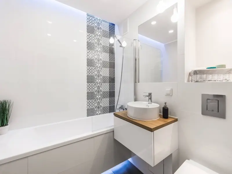 20 de amenajari de bai din apartamente mici