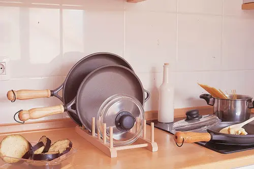 Cele mai bune idei pentru organizarea tigailor si a caserolelor in bucatarie