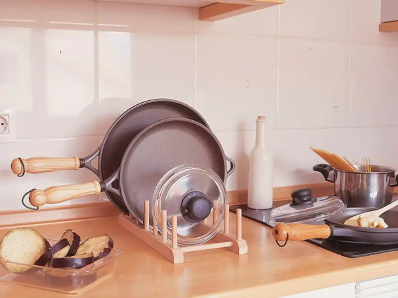 Cele mai bune idei pentru organizarea tigailor si a caserolelor in bucatarie