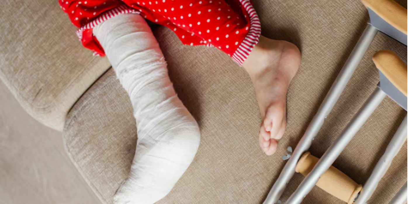 Cum îngrijiți copilul cu piciorul în ghips