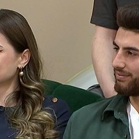 Teo și Roxana sunt într-o cunoaștere. Cei doi s-au ținut de mână în live