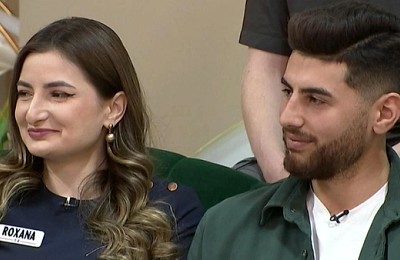 Teo și Roxana sunt într-o cunoaștere. Cei doi s-au ținut de mână în live
