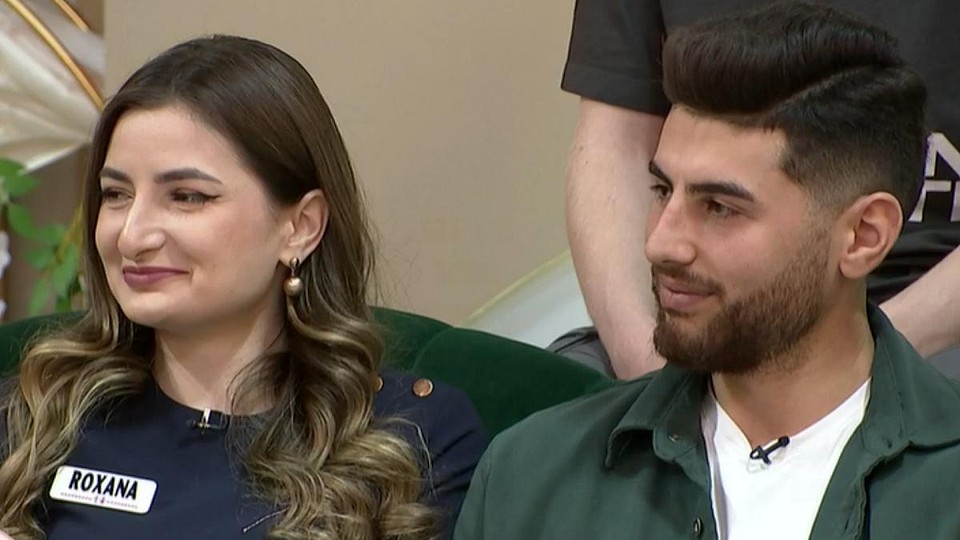 Teo și Roxana sunt într-o cunoaștere. Cei doi s-au ținut de mână în live