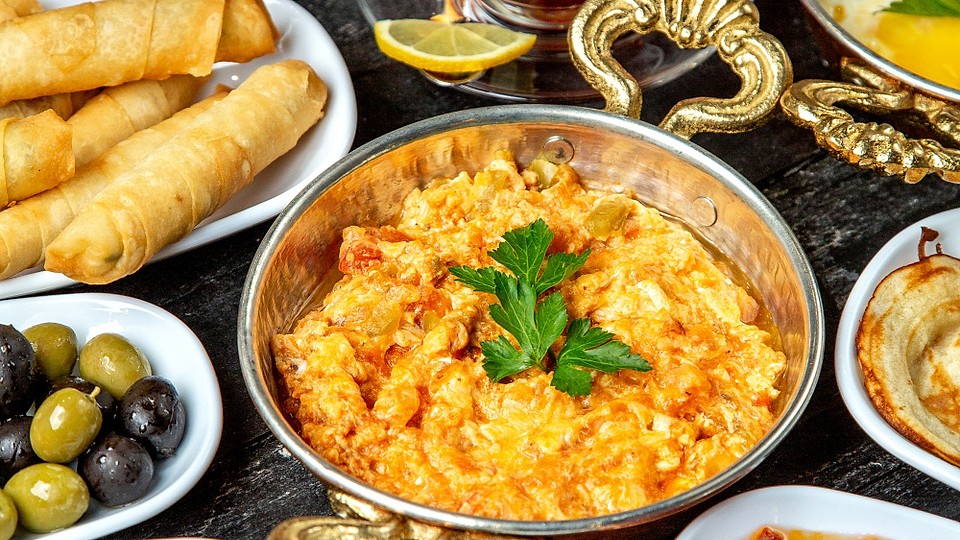 Afiyet olsun! Amprenta perenă a gastronomiei Otomane: O analiză istorico-culinară a unui patrimoniu multicultural.