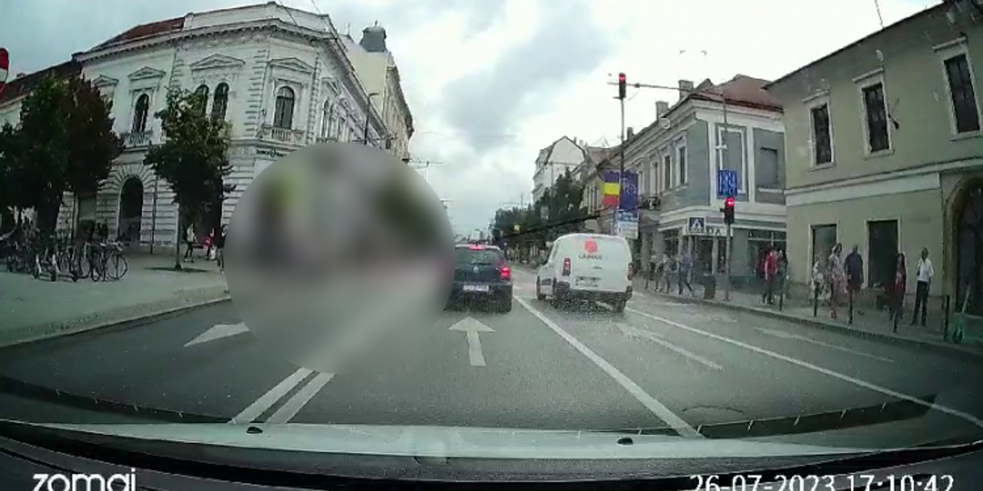 Miercuri, 26 iulie, un biciclist a lovit în plin mai mulți pietoni care traversau strada la intersecția Pieței Unirii cu strada Memorandumului